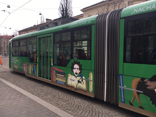 Pro Knihovnu Jiřího Mahena jsme zrealizovali čtenářský polep tramvaje